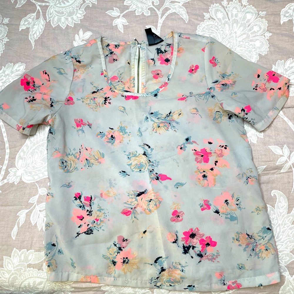 Floral shirt Perfect addition to any bottom